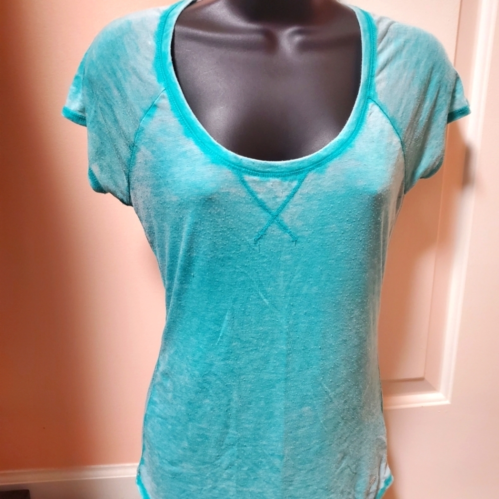 GUESS Distressed T-shirt